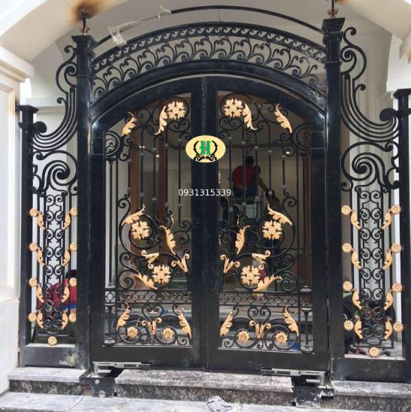 Thi C&ocirc;ng Lắp Đặt Cửa Sắt Chất Lượng Tại Quận 7 TP HCM